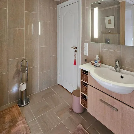 4 Bedroom Beautiful In *
