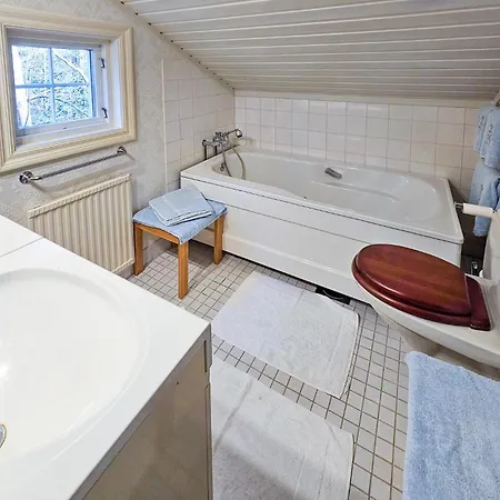4 Bedroom Beautiful In Casa de Férias *
